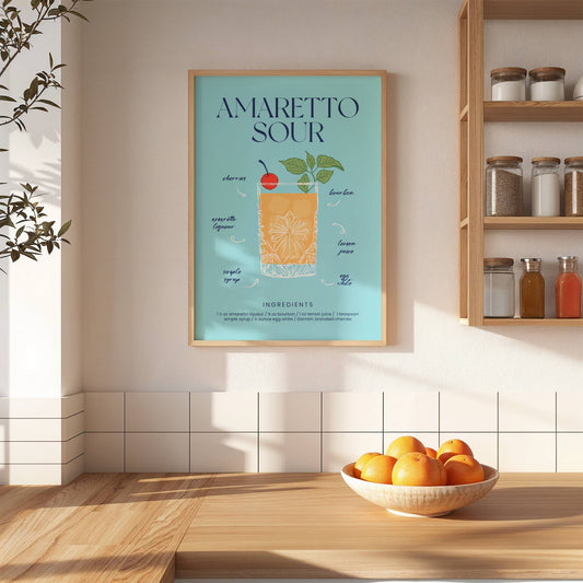 Lámina decorativa con la receta e ilustración del cóctel Amaretto Sour en fondo azul.