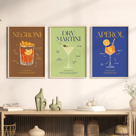 Paquete de tres laminasde cócteles clásicos con ilustraciones y recetas de Negroni, Dry Martini y Aperol Spritz.