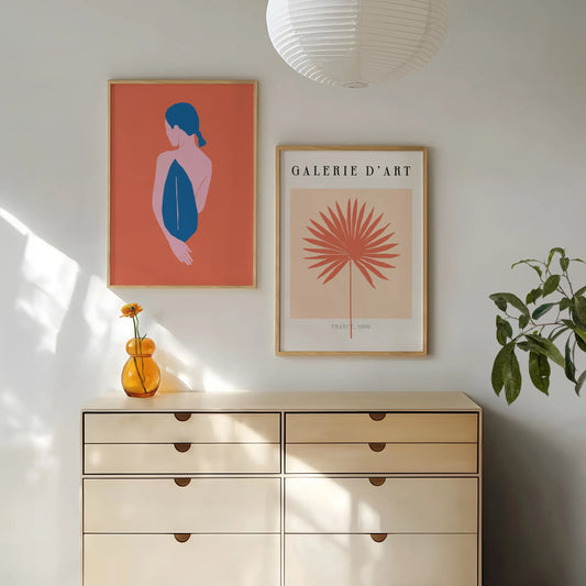 Pack de dos pósters de estilo minimalista en tonos coral, azul y beige con ilustración de silueta femenina y hoja de palma.